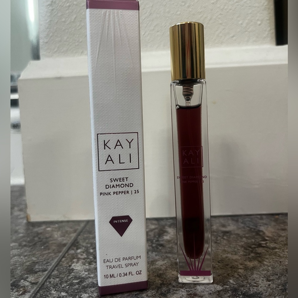 Kayali Diamond Sweet Pepper 25.  10 ml travel spray